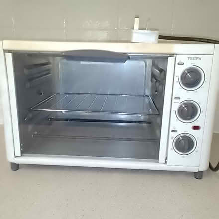 Photo of free Small electric oven (Englefield Green TW20) #1