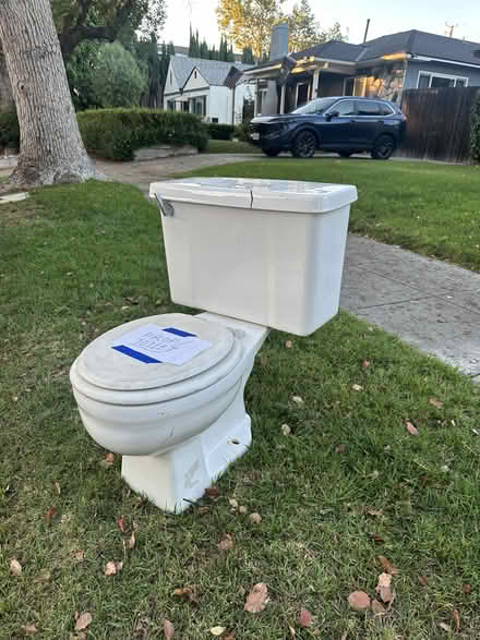 Photo of free Porcelain Toilet (magnolia park) #4