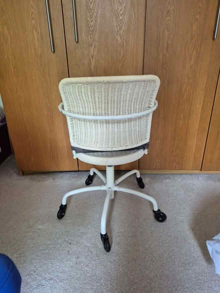 Photo of free White desk chair (Station Area RG21) #4