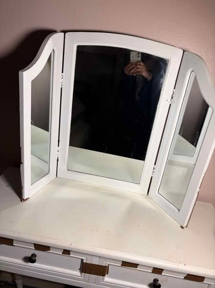 Photo of free Dressing table (HP27LS) #3