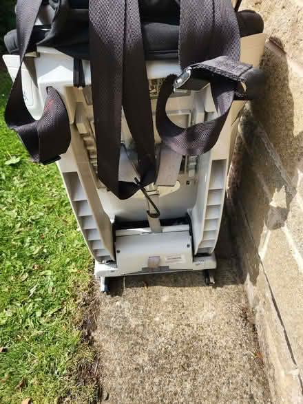 Photo of free Britax romer child car seat (Walkley S10) #4