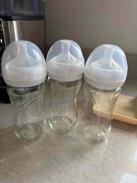 Photo of free Glass Philips Avent 9oz bottles (Evanston (Green Bay & Emerson)) #1