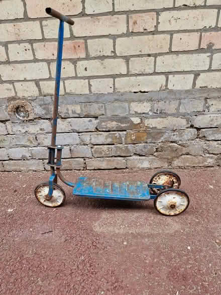Photo of free Child's 3 wheel scooter (Horace Road Billericay CM11) #1