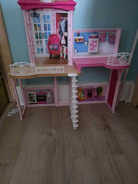 Photo of free Barbie dolls house (Luton LU2) #2
