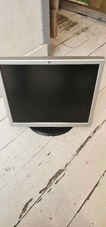 Photo of free HP monitor (Northcote Road SW11) #1
