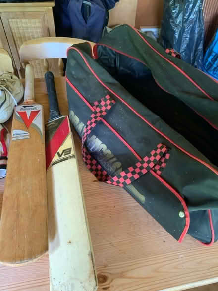 Photo of free Junior cricket equipment (Hale SP6) #3