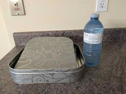 Photo of free empty cookie tin (Streetsville) #1