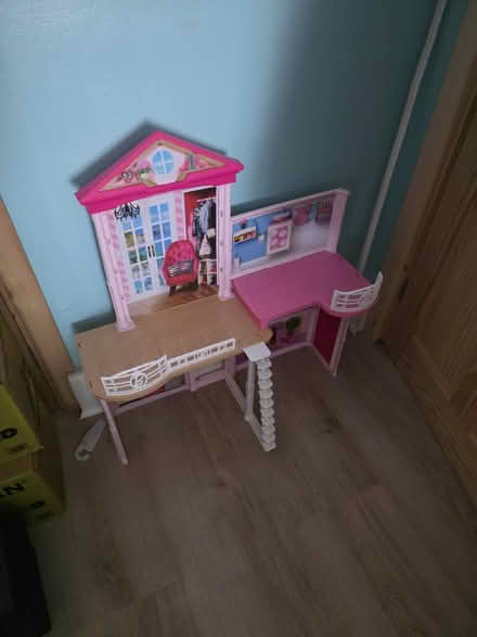 Photo of free Barbie dolls house (Luton LU2) #1