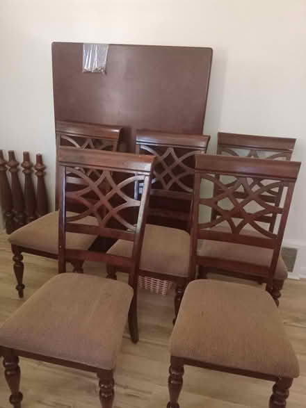 Photo of free Dinning room table with 5 chairs (Pottstown) #1