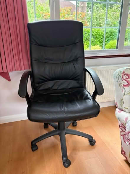 Photo of free Black swivel chair with wheels (Gu22) #1