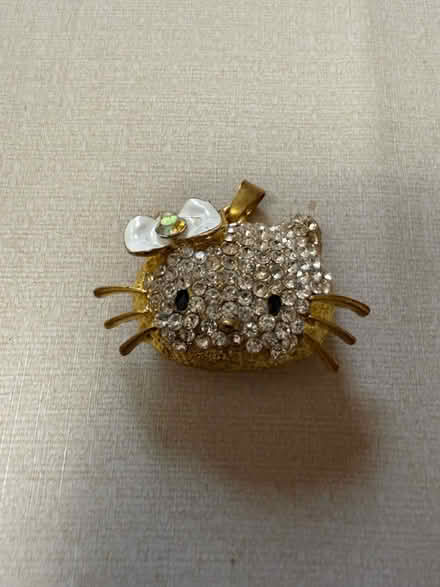 Photo of free Hello Kitty bejewelled pendant (Erin Mills&QEW) #1