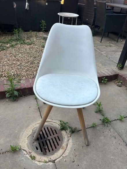Photo of free White chair (Battersea/Clapham Old Town SW8) #1