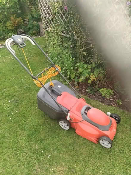 Photo of free Electric lawn mower (droitwich near tagwell rd) #1