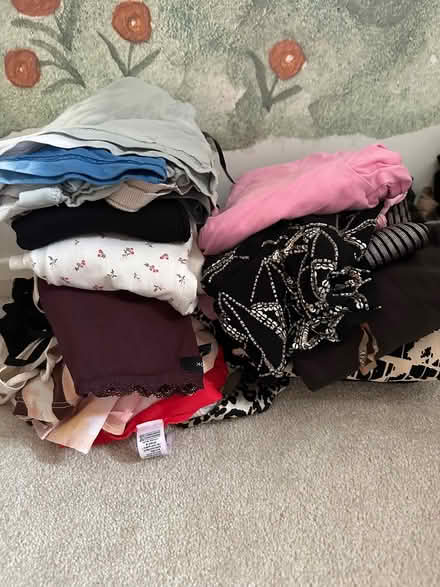 Photo of free Lots of women clothes (En7 6eb) #3