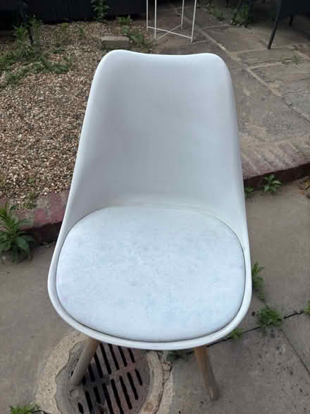 Photo of free White chair (Battersea/Clapham Old Town SW8) #4