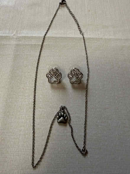 Photo of free Paw print Necklace & Earrings (Erin Mills&QEW) #2