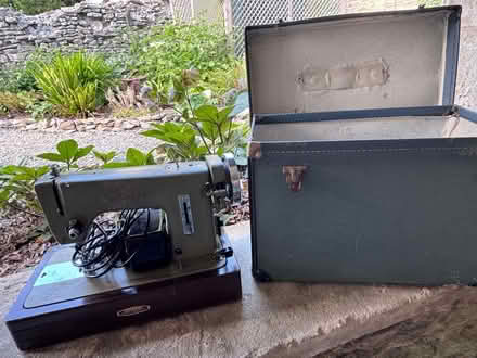 Photo of free Vintage Universal sewing machine (BA11 5JH) #3