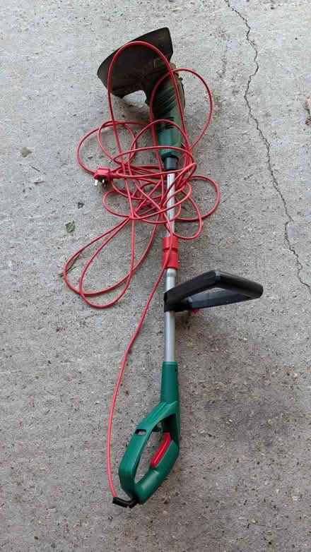 Photo of free Working strimmer, needs line (GU51) #3