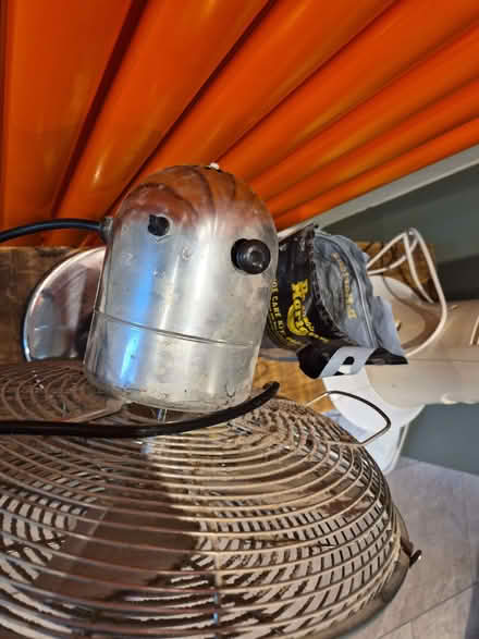 Photo of free Tower & desktop Fans (Caversham Park RG4) #2