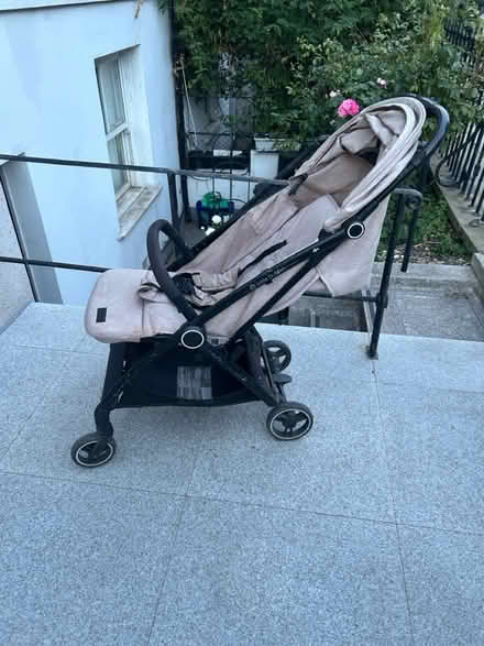 Photo of free Good stroller, but canopy broke (N1 Dalston) #1