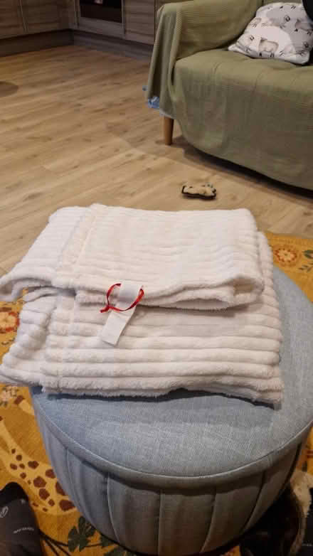 Photo of free White blanket (180×150cm) (SE16) #1