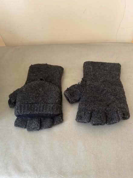 Photo of free Woollen gloves/mittens (Queensway/Bayswater W2) #1