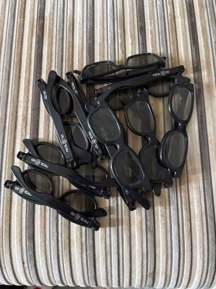 Photo of free 3D glasses for showcase cinema (Earley RG6) #1