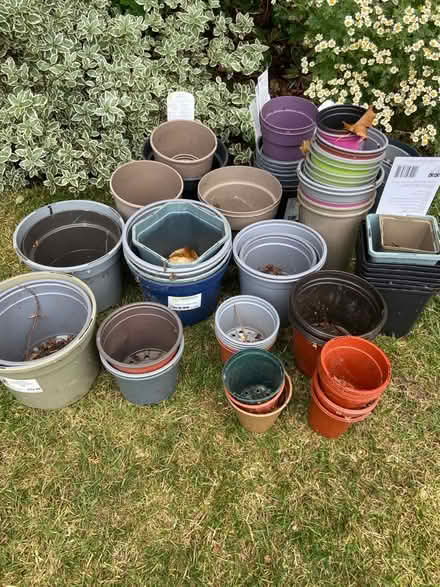 Photo of free A selection of medium to small plastic pots (Aigburth L19) #1
