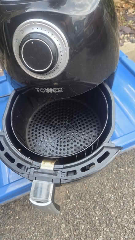 Photo of free Working single airfryer (Basildon SS13) #3