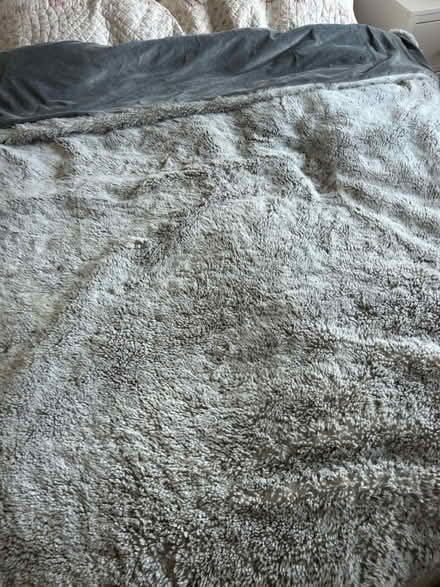 Photo of free Laura Ashley faux fur throw (KT13) #2