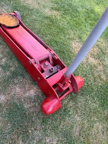 Photo of heavy duty trolley jack (Ludlow SY8) #1
