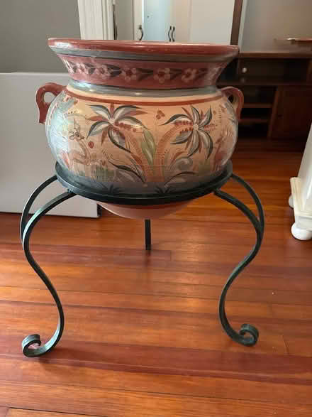 Photo of free Giant planter and stand (30 cottage Ave off Kings St) #1
