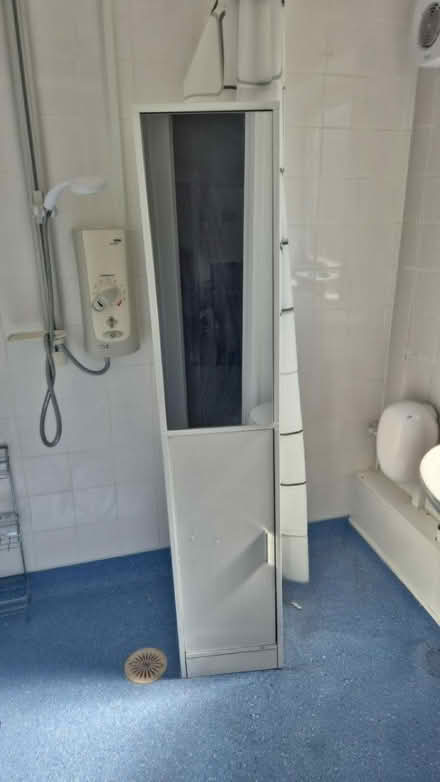 Photo of free Bathroom cabinet with mirror (Aylesbury HP21) #1