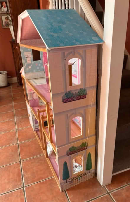 Photo of free Doll house (Ashford Surrey TW15) #1