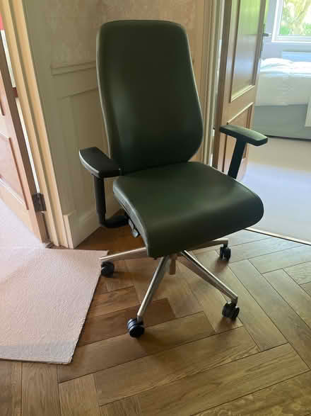 Photo of free office/study swivel chair (Little Chalfont HP8) #1