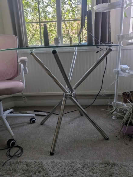 Photo of free Glass round table (Ealing common (W5)) #2