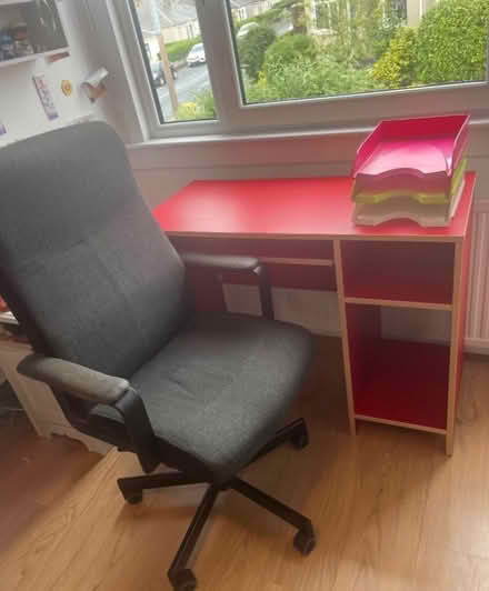 Photo of free Desk and computer swivel chair (Ashley drive EH11 1rn) #1
