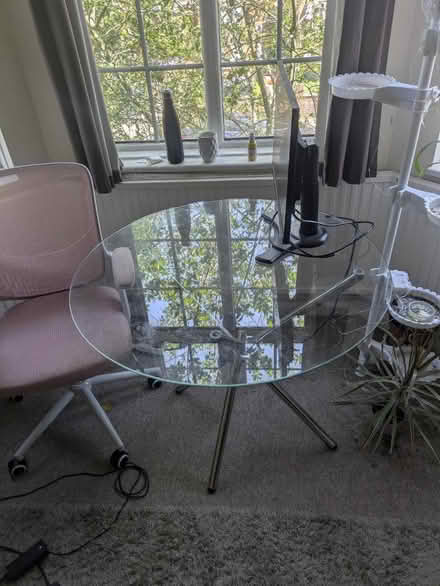 Photo of free Glass round table (Ealing common (W5)) #1