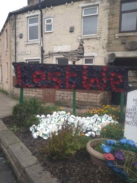 Photo of Red gloss paint (Bradford BD4) #2