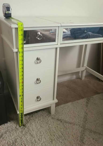 Photo of free white vanity/desk with storage (Leesburg) #2