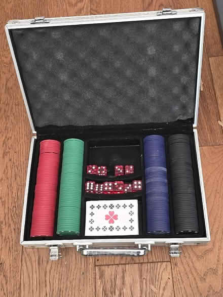 Photo of free Poker chipset + case (Dedworth SL4) #2
