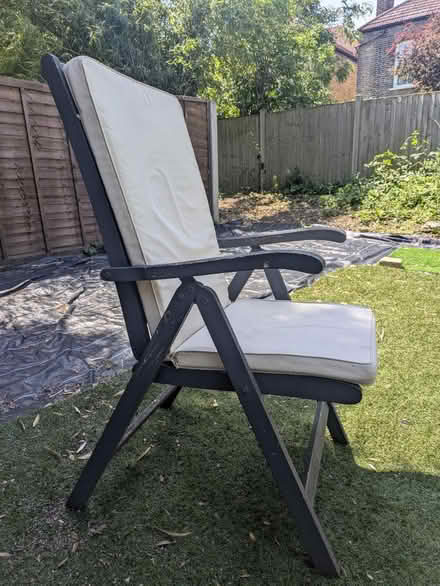 Photo of free Outdoor chairs and table (Ealing common (W5)) #1