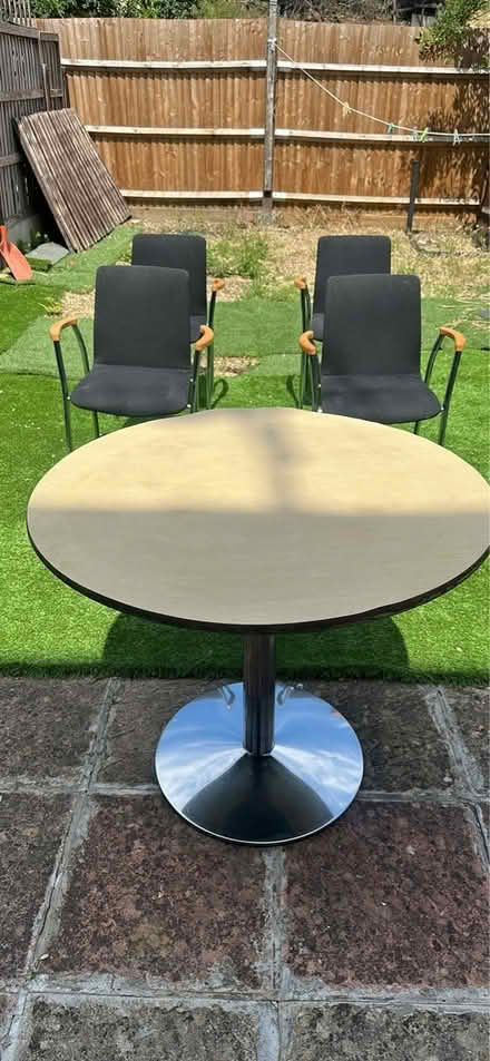 Photo of free Round dinning n chairs (Erith ,DA8) #4