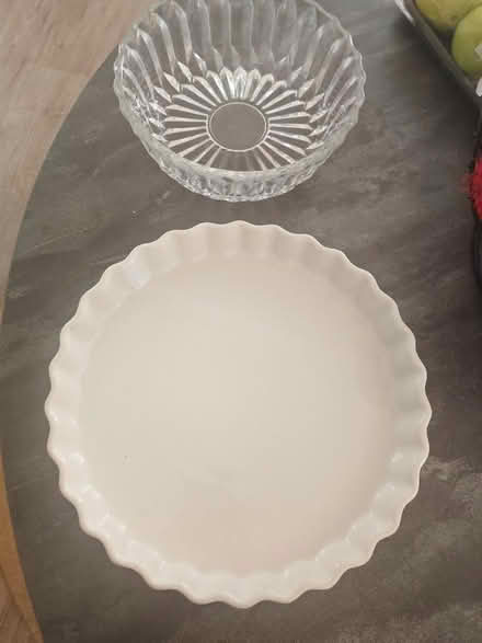 Photo of free Serving bowl, and glass quiche baking dish (South Oxhey WD19) #1