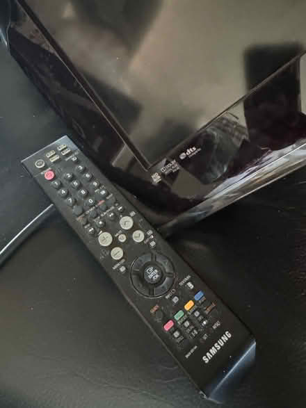 Photo of free Samsung 40 inch TV (No stand) (Edmonton Green) #3