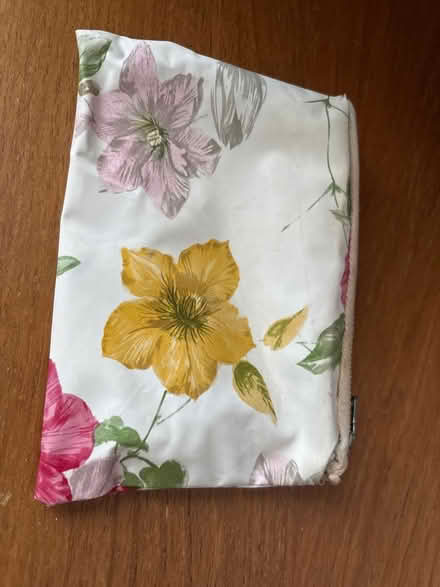 Photo of free flowery toiletry pouch (Hala LA1) #1