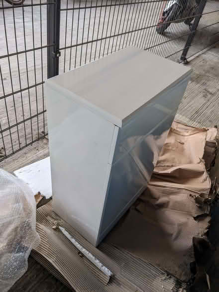 Photo of free WC Unit - gloss white (Bracknell RG12) #2