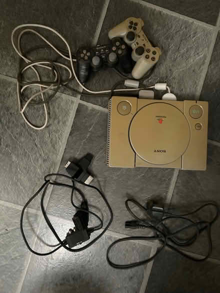 Photo of free PS1 + 2 controllers - not sure if works (Shenley Fields B29) #1