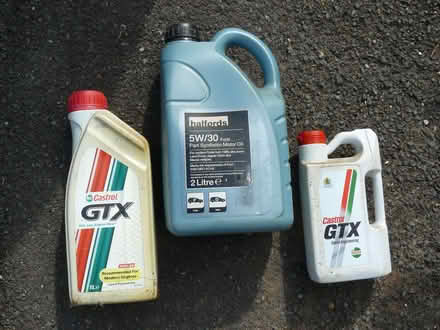 Photo of free Unused vintage car engine oil 2L halfords & 1.5L CastrolGTX (Kempsey WR5) #1