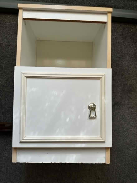 Photo of free White bedside table (SL0 0pt) #1